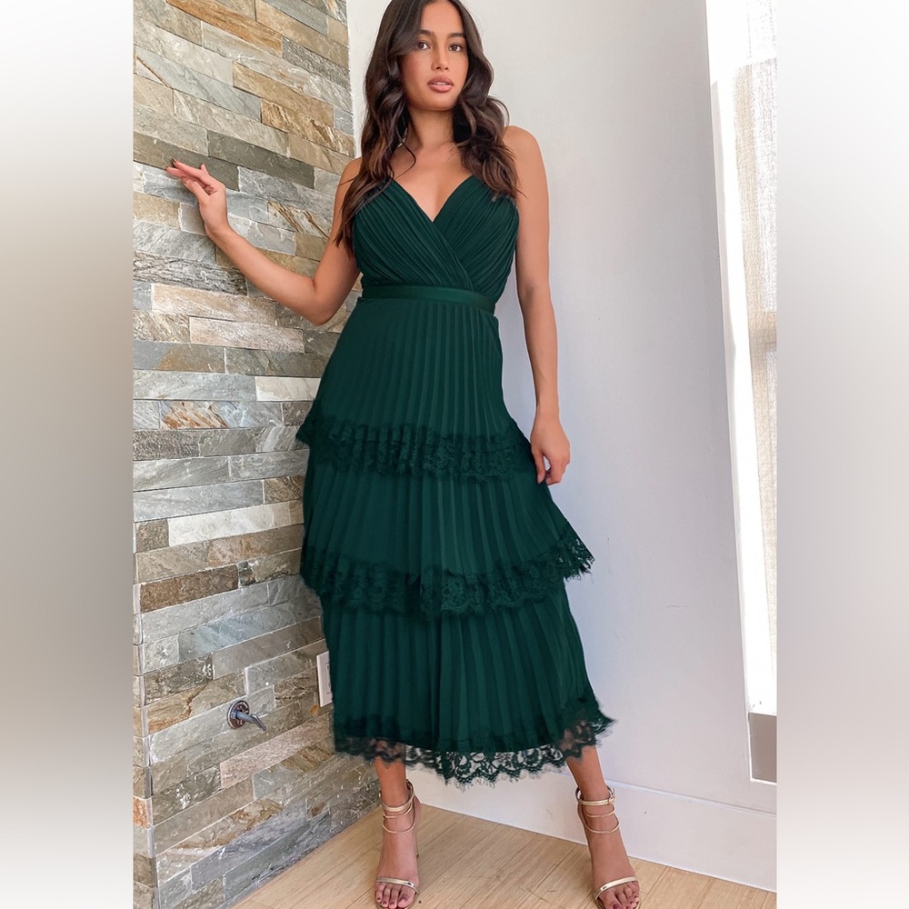 Lulu’s Glance Your Way Emerald Green Pleated Lace Tiered Midi Dress m nwt